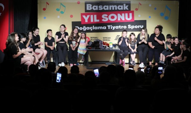 Bayraklılı tiyatrocular ayakta alkışlandı: İzleyicilerden tam not