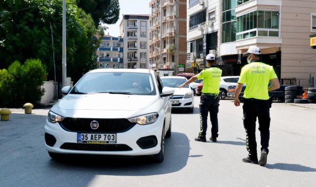 Bayram tatilinde İzmir'de her 15 kilometrede bir trafik ekibi
