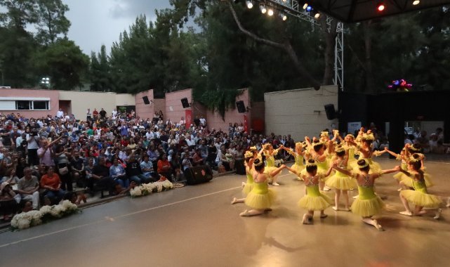 Bornovalı sanatseverler yağmura aldırmadı