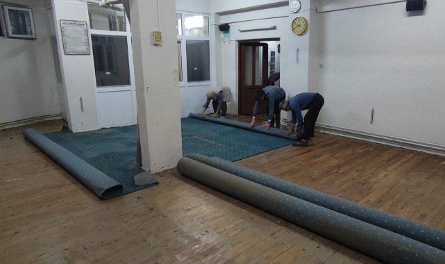 Cami sel suları altında kaldı, evlerde hasar oluştu