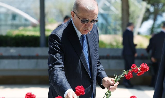 Cumhurbaşkanı Erdoğan, Bakü'de şehitliği ziyaret etti