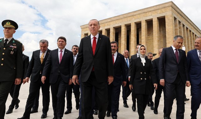 Cumhurbaşkanı Erdoğan ve yeni kabine üyelerinden Anıtkabir'e ziyaret