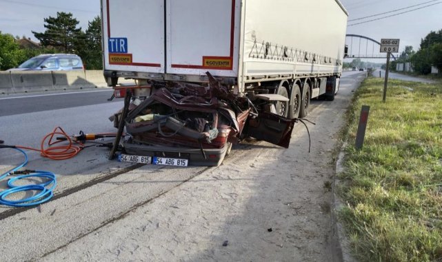 Feci kaza: Tıra ok gibi saplandı