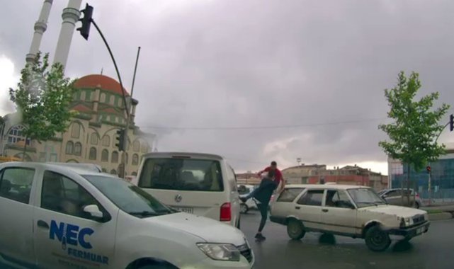 Film sahnelerini aratmayan kavga