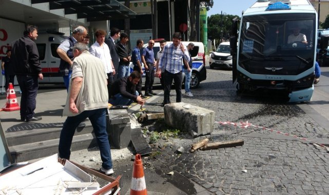 Freni patlayan minibüs hastanenin girişine daldı