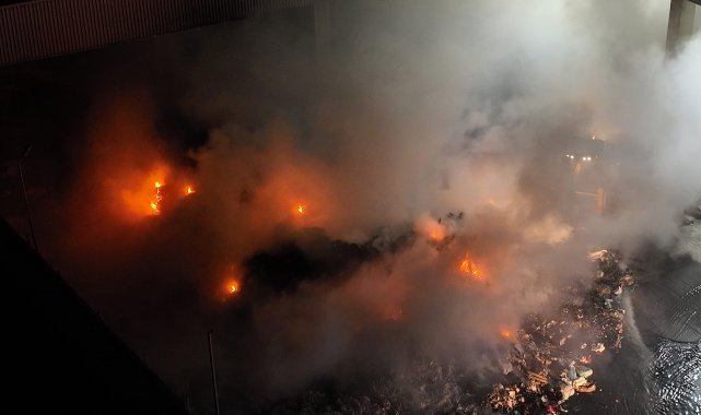 Geri dönüşüm tesisi alevlere teslim oldu: Fabrikadan geriye külleri kaldı