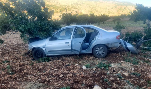Gölbaşı'nda otomobil yoldan çıkarak devrildi