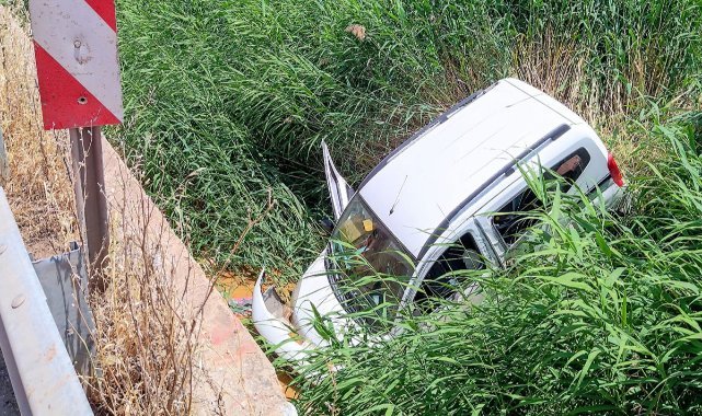 Hafif ticari araç yol kenarına savruldu