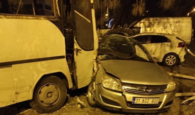 Hatay'da işçi servisi ile otomobil çarpıştı
