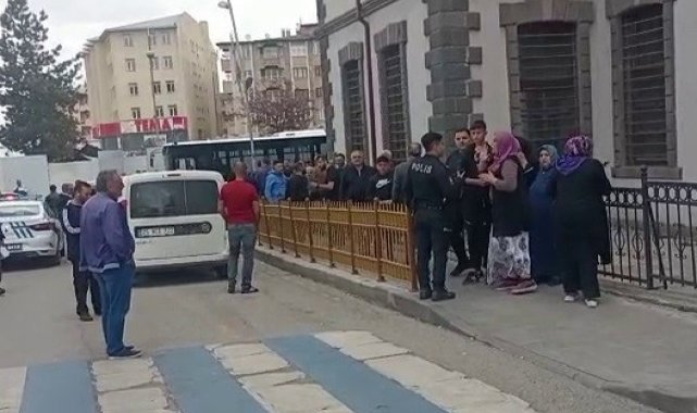 Husumetli iki aile caddede karşılaşınca birbirine girdi