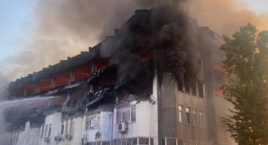 İş hanında yangın: Üst katlar çöktü