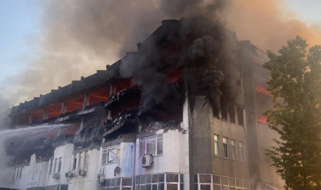 İş hanında yangın: Üst katlar çöktü
