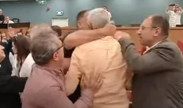 İzmir Büyükşehir Belediye Meclisinde ‘bavul’ gerginliği