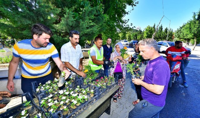 İzmir Büyükşehir Belediyesi’nden mezarlıklarda çiçek sürprizi