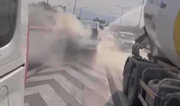 İzmir’de göçmenleri taşıyan araç alev alev yandı