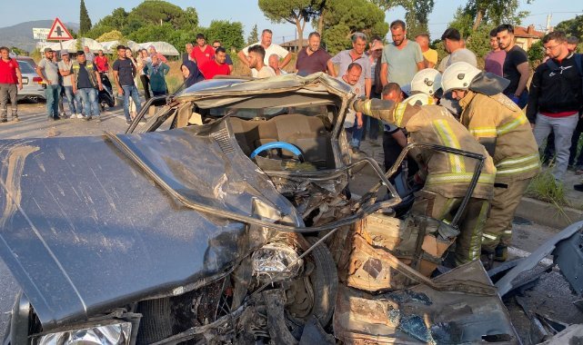 İzmir'de korkunç kaza: Direksiyon hakimiyetini kaybetti karşı şeride geçti