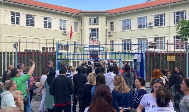İzmir’de LGS heyecanı başladı: Öğrenciler içeride, veliler dışarıda ter döküyor