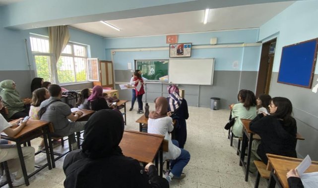 İzmir’de öğrenciler karnelerini aldı