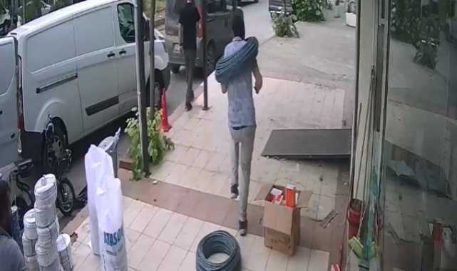 İzmir'de şaka gibi olay: Yolda yürürken boynuna kablo düştü