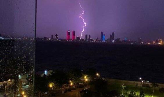 İzmir’de şimşekler geceyi aydınlattı