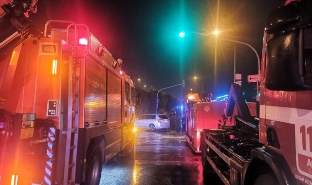 İzmir’i sel vurdu: Araçlar suya gömüldü yol trafiğe kapatıldı