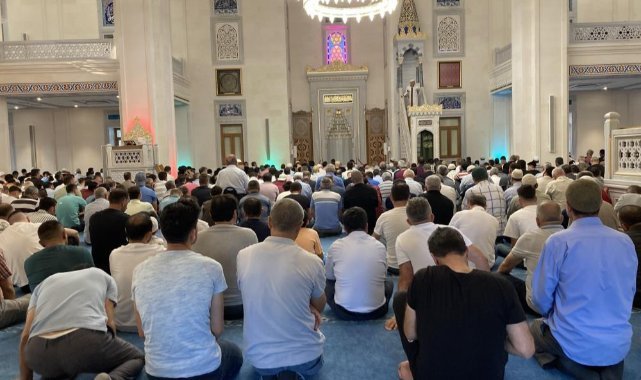 İzmirliler bayram namazı için camilere akın etti