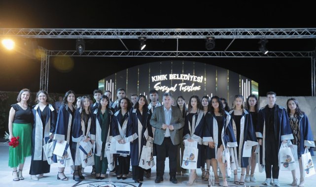 Kınık'ta mezuniyet şöleni: Başkan Doğruer öğrencilerin heyecanına ortak oldu