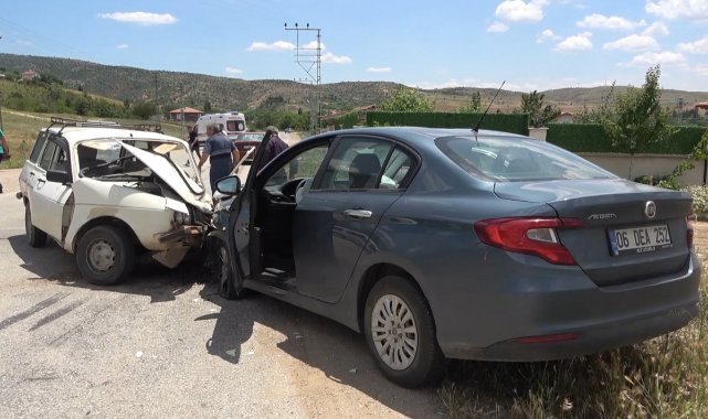 Kırıkkale'de feci kaza: Kafa kafaya çarpıştılar