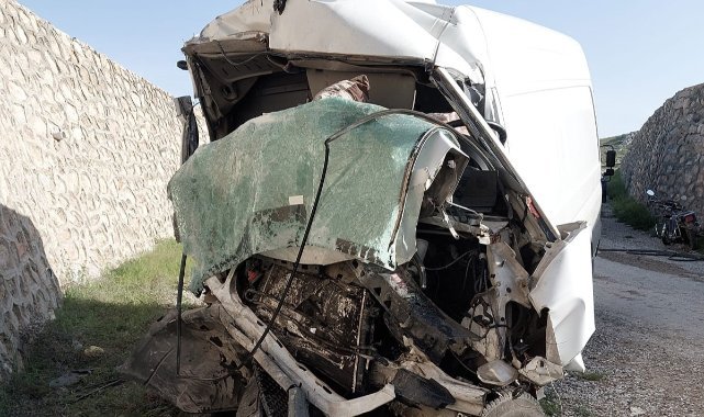 Konya'da minibüs alt geçide düştü