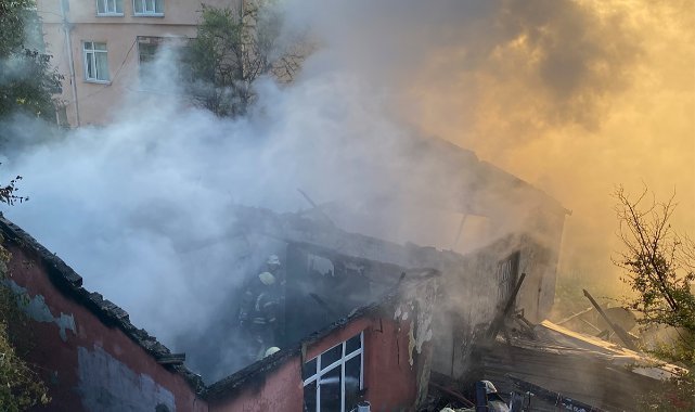 Küçükçekmece'de gecekondu alevlere teslim oldu