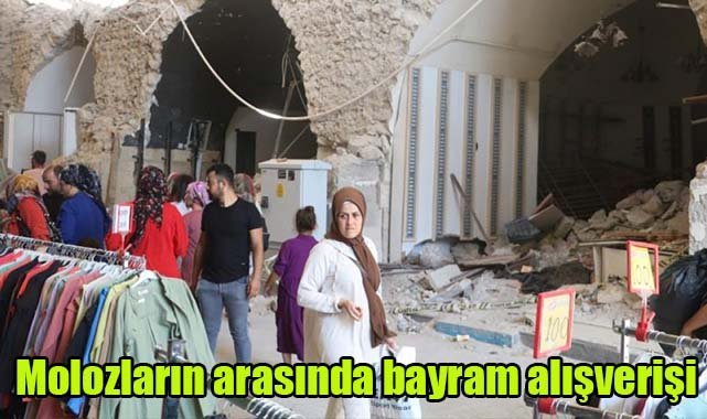 Molozların arasında bayram alışverişi