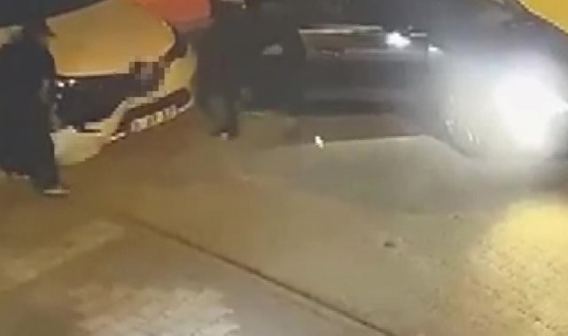 Otomobilin farlarını sökerek çaldılar