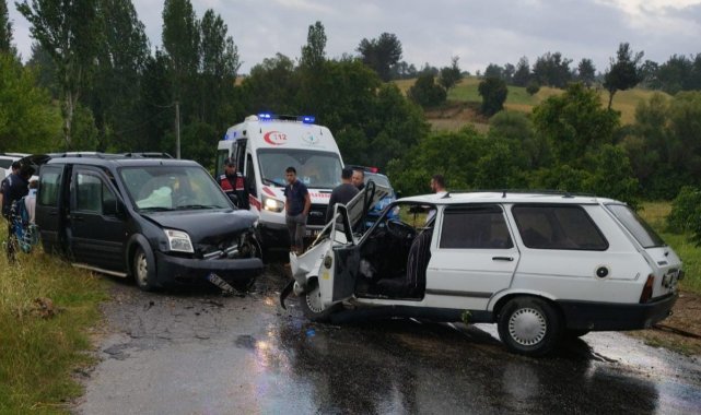Otomobille hafif ticari araç kafa kafaya çarpıştı