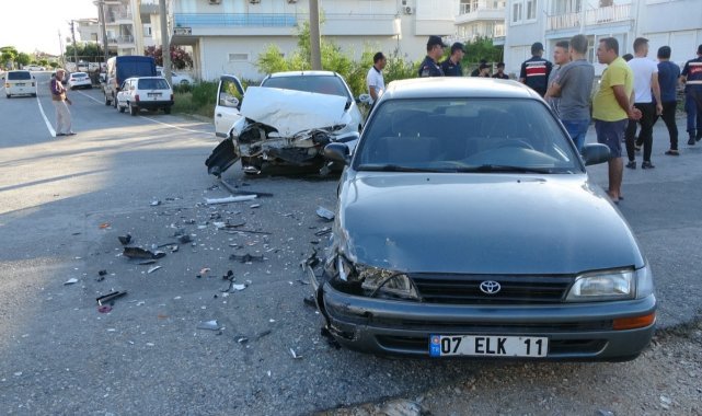 Otomobiller kafa kafaya çarpıştı: Çok sayıda yaralı var