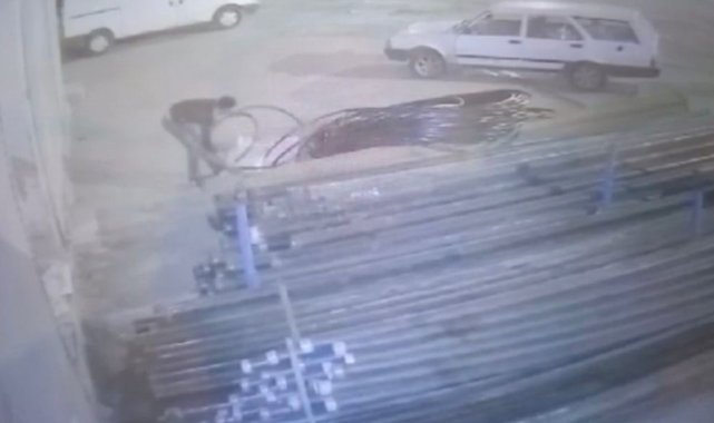 Oyalanır gibi yaptı, bakır kabloları çaldı