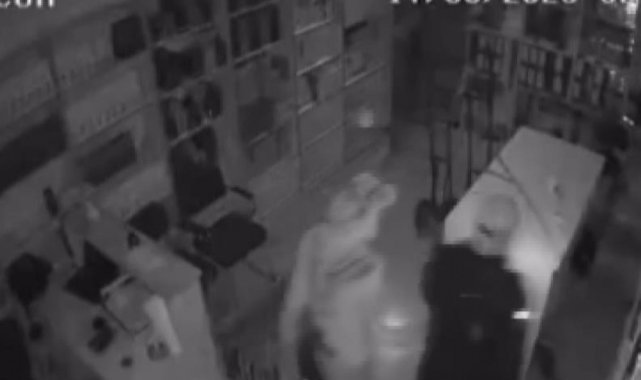 Parfümcüyü soyamayınca kargo şirketinden 1 milyon 400 bin lira değerinde döviz çaldılar