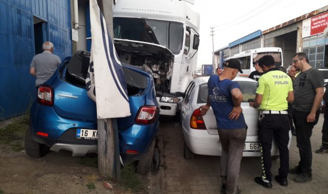 Park halindeyken harekete geçen tır dehşet saçtı