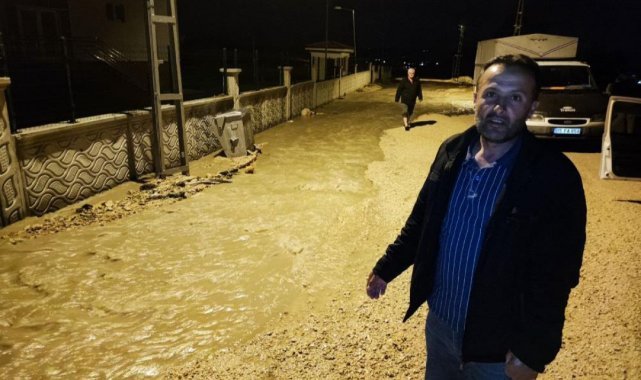 Sağanak nedeniyle gölet taştı, sokaklar dereye döndü