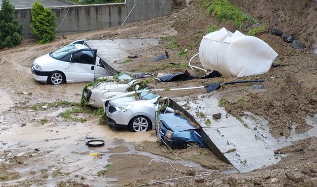 Samsun'da istinat duvarı 5 aracın üzerine devrildi