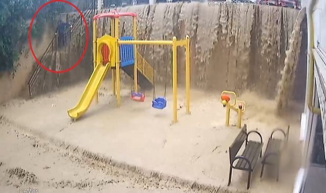 Samsun'da sel sularından kaçma anı