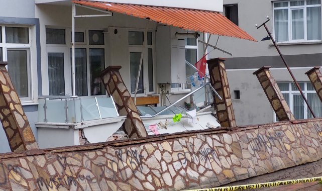 Samsun'da selden yıkılan parkın duvarı evlerin balkonlarına zarar verdi