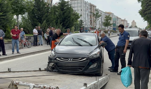 Sara nöbeti geçiren sürücü park halindeki araçlara çarptı