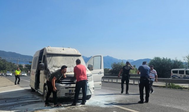 Seyir halindeki minibüs cayır cayır yandı