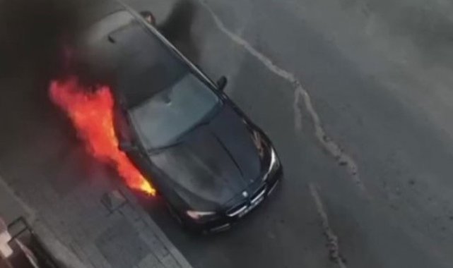 Seyir halindeki otomobil alev alev yandı