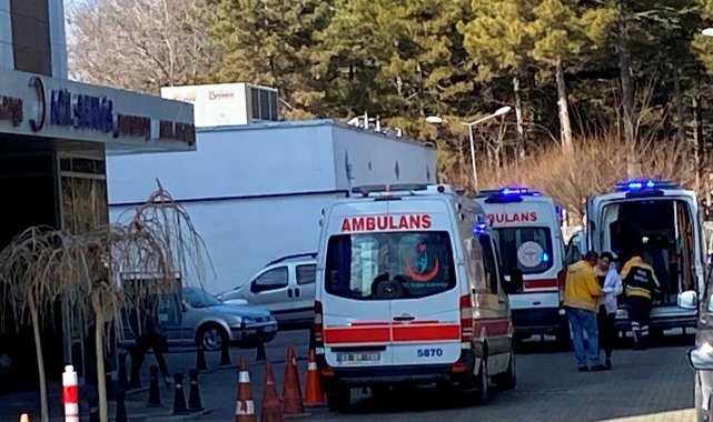 Su taşkınında kontrolden çıkan minibüs devrildi