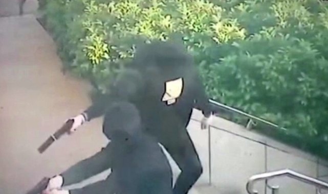 Susturuculu silahla saldırı: Maskeli saldırganlar kurşun yağdırdı