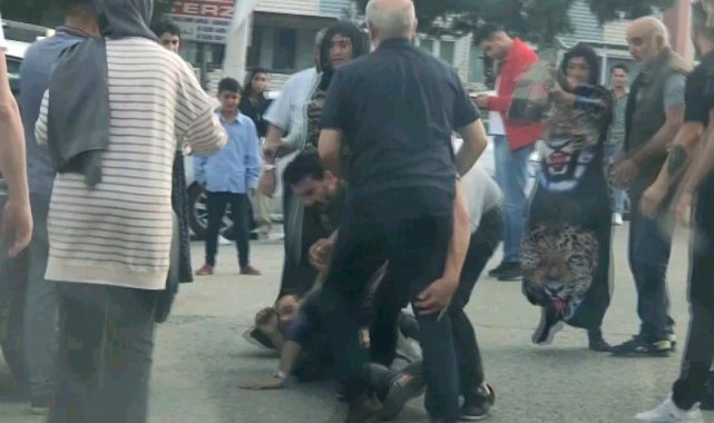 Taksi sürücüsü ve vatandaşlar yol ortasında kavga etti