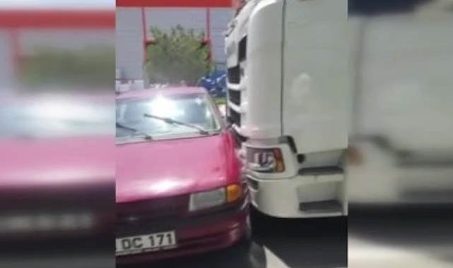 Tırın çarptığı otomobil metrelerce sürüklendi