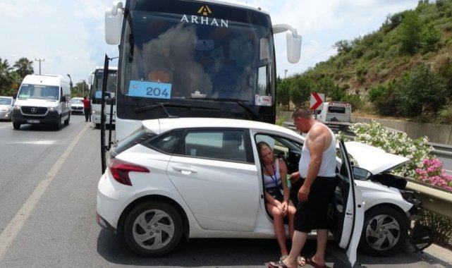 Tur otobüsü ile çarpışan otomobildeki kadın tur rehberi şoka girdi