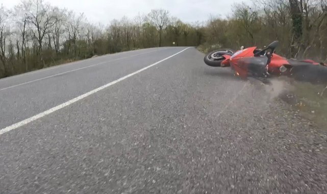 Virajı alamayan motosikletli ölümden döndü